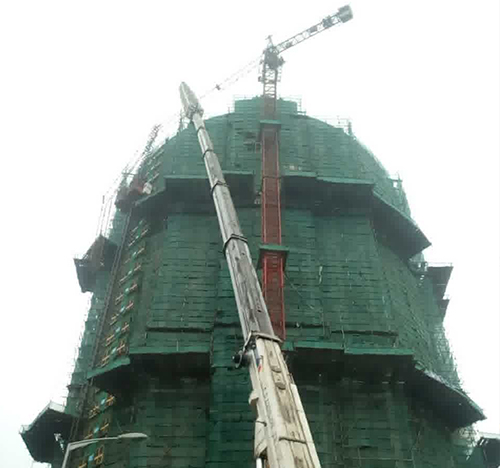宁海吊车在工地上作业
